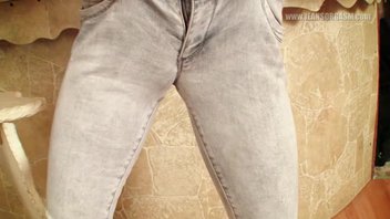 Девушка в джинсах получает оргазм за барной стойкой