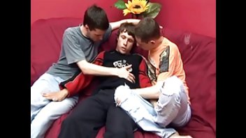 Три молодых гея расслабились на диване