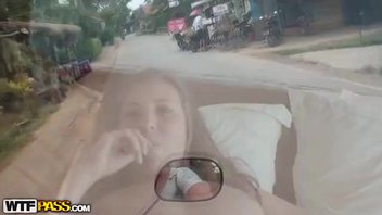 Реальное порно медового месяца в Тайланде  на природе