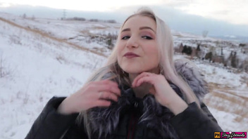 Русский  секс с молодой девушкой зимой на улице