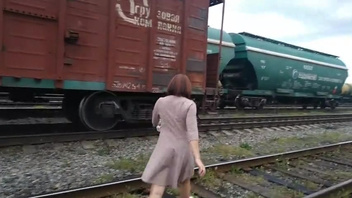 Русская   подружка в очках отсосала за айфон между поездами
