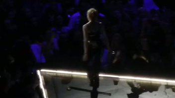 Звезда во время концерта мастурбирует и показывает интимные части тела, Мадонна (Чикконе Луиза Вероника)