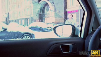 Русский коллектор жестко трахнул девушку за кредит в машине и у нее дома, частная постановка