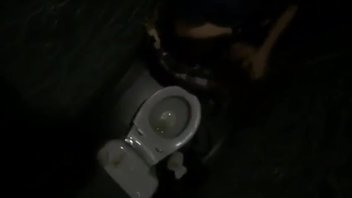 Секс в туалете  с телкой которая дает всем